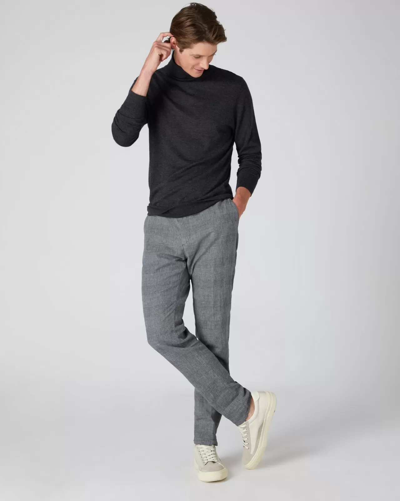 mens_fine_gauge_cashmere_roll_neck_jumper_2-1.webp Men N.Peal Roll Necks | Men'S Fine Gauge Cashmere Roll Neck Jumper