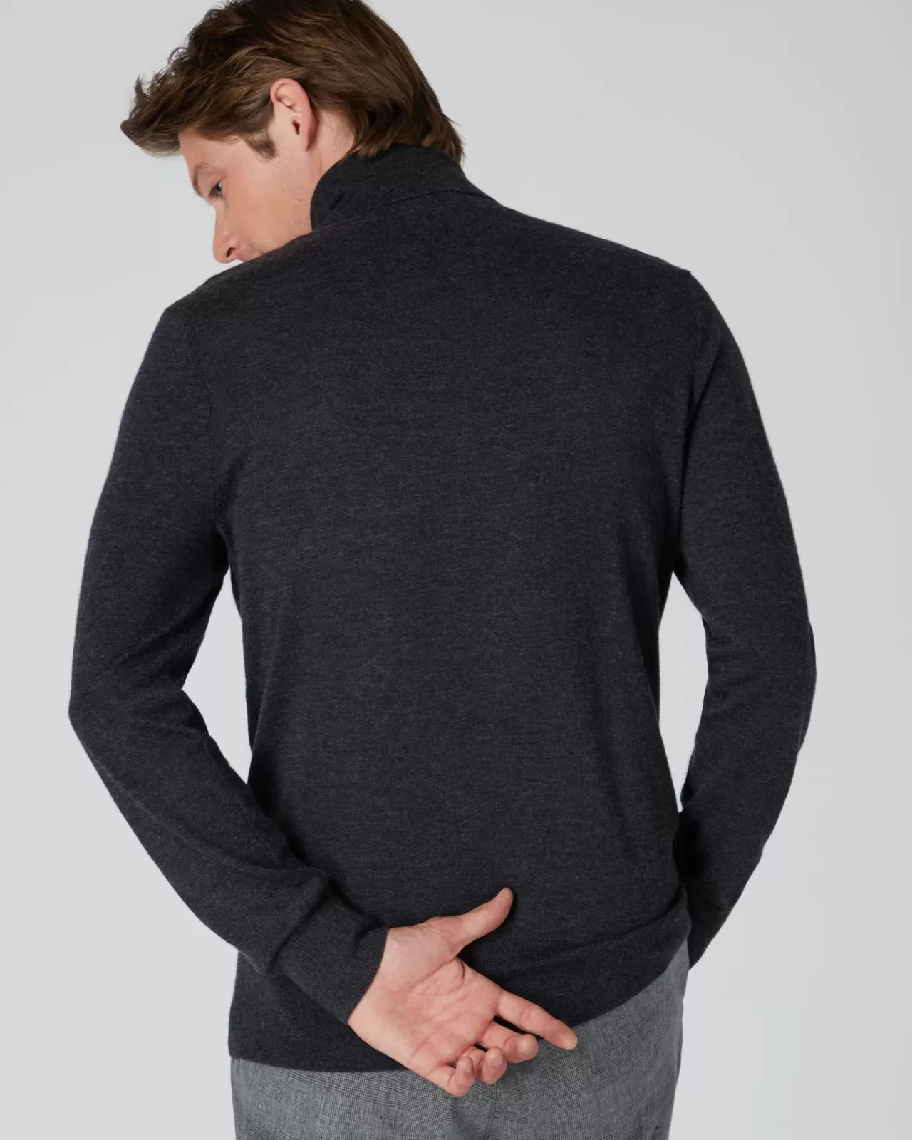 mens_fine_gauge_cashmere_roll_neck_jumper_3-1.webp Men N.Peal Roll Necks | Men'S Fine Gauge Cashmere Roll Neck Jumper