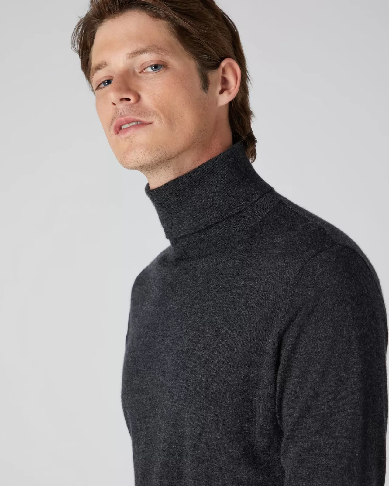 mens_fine_gauge_cashmere_roll_neck_jumper_4-1.webp Men N.Peal Roll Necks | Men'S Fine Gauge Cashmere Roll Neck Jumper