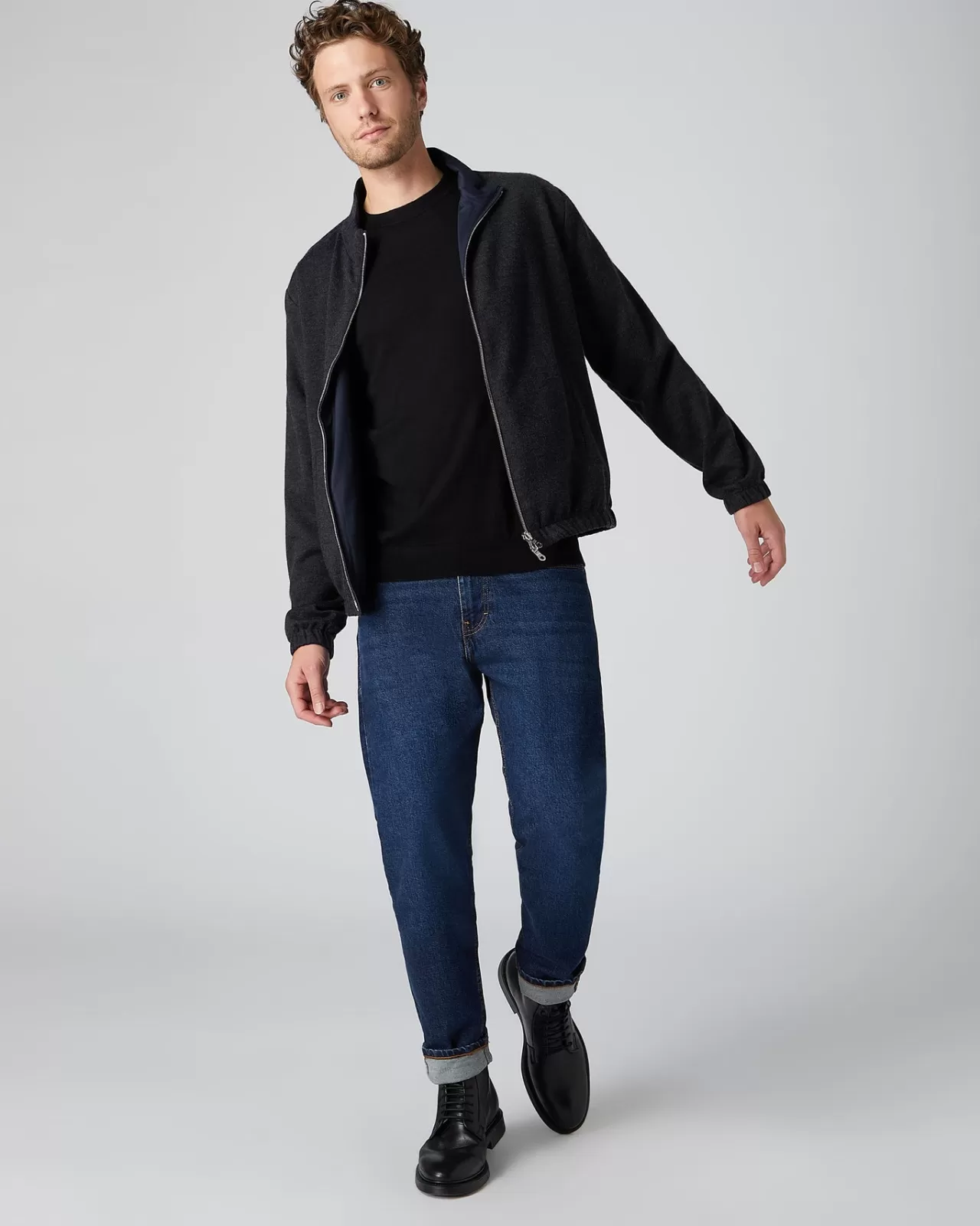 mens_fine_gauge_cashmere_round_neck_jumper_2-1.webp Men N.Peal Round Necks | Men'S Fine Gauge Cashmere Round Neck Jumper