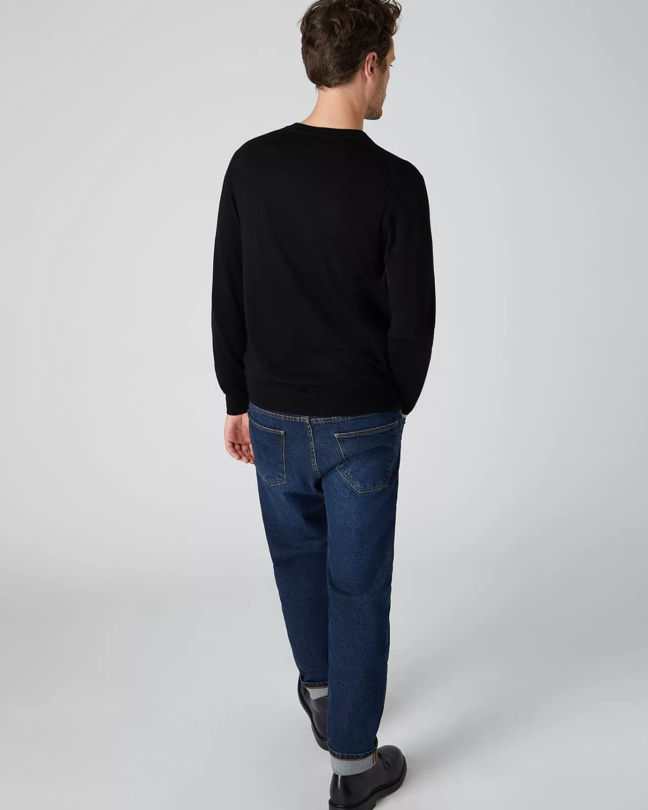 mens_fine_gauge_cashmere_round_neck_jumper_3-1.webp Men N.Peal Round Necks | Men'S Fine Gauge Cashmere Round Neck Jumper