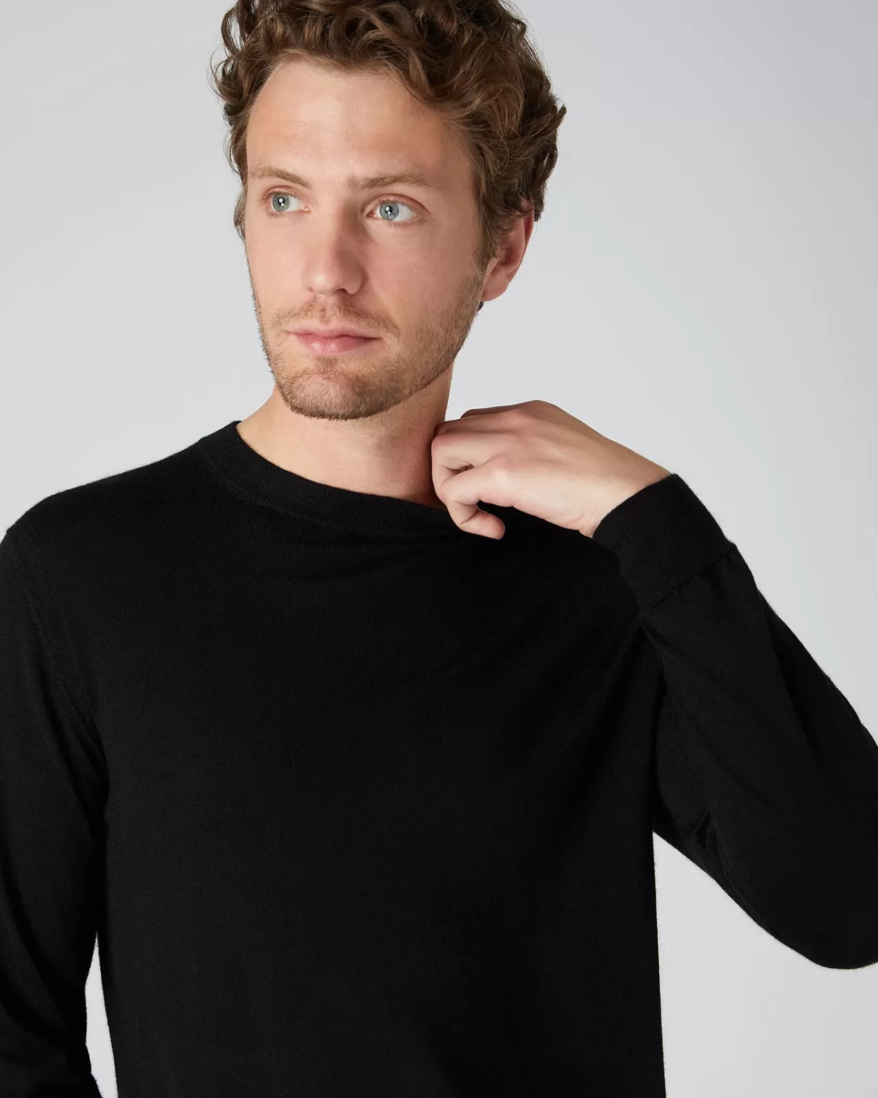 mens_fine_gauge_cashmere_round_neck_jumper_4-1.webp Men N.Peal Round Necks | Men'S Fine Gauge Cashmere Round Neck Jumper