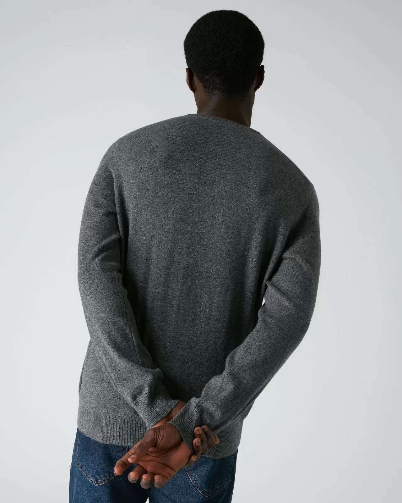 mens_the_burlington_v_neck_cashmere_jumper_3-14.webp Men N.Peal V Necks | Men'S The Burlington V Neck Cashmere Jumper