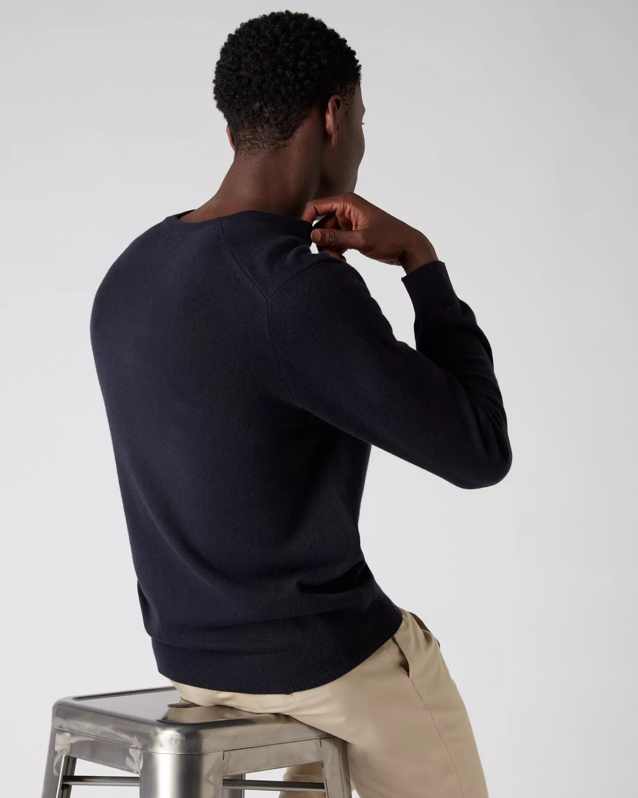 mens_the_burlington_v_neck_cashmere_jumper_3-8.webp Men N.Peal V Necks | Men'S The Burlington V Neck Cashmere Jumper