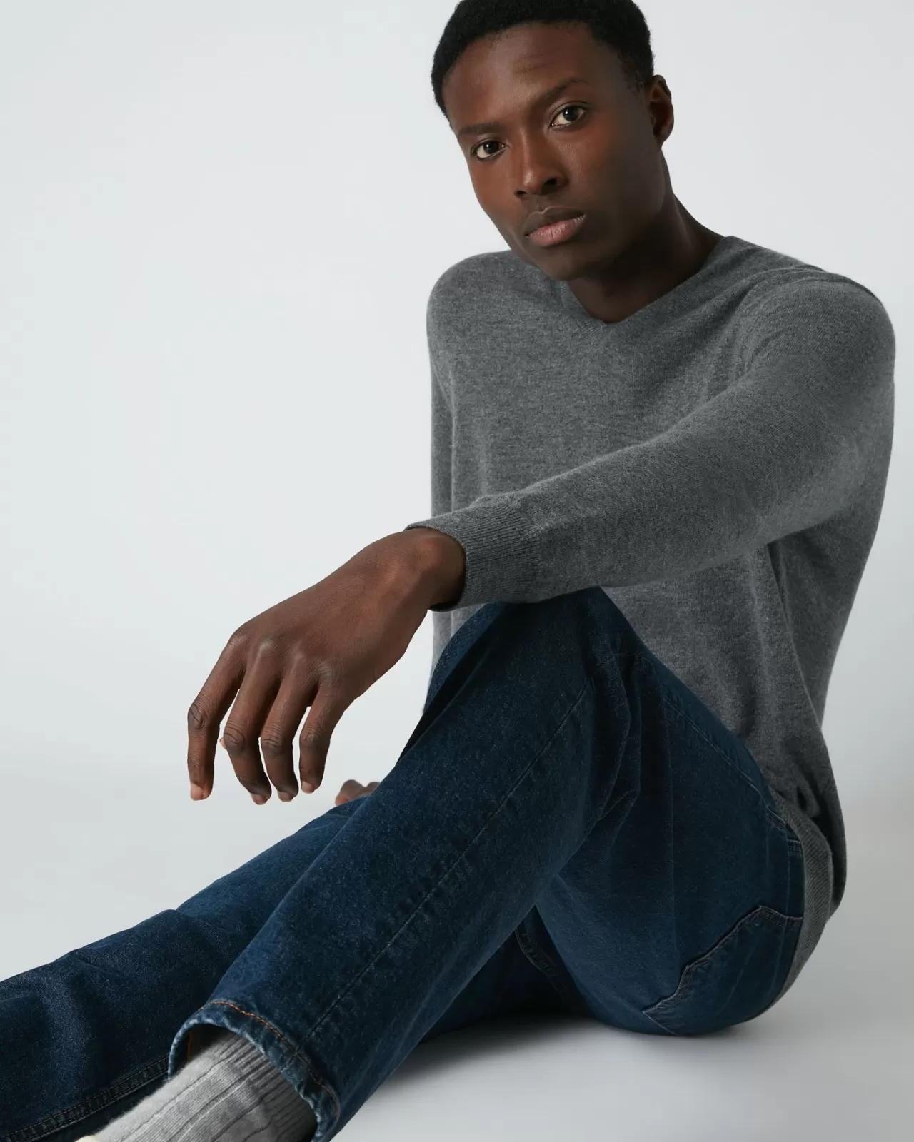 mens_the_burlington_v_neck_cashmere_jumper_4-14.webp Men N.Peal V Necks | Men'S The Burlington V Neck Cashmere Jumper