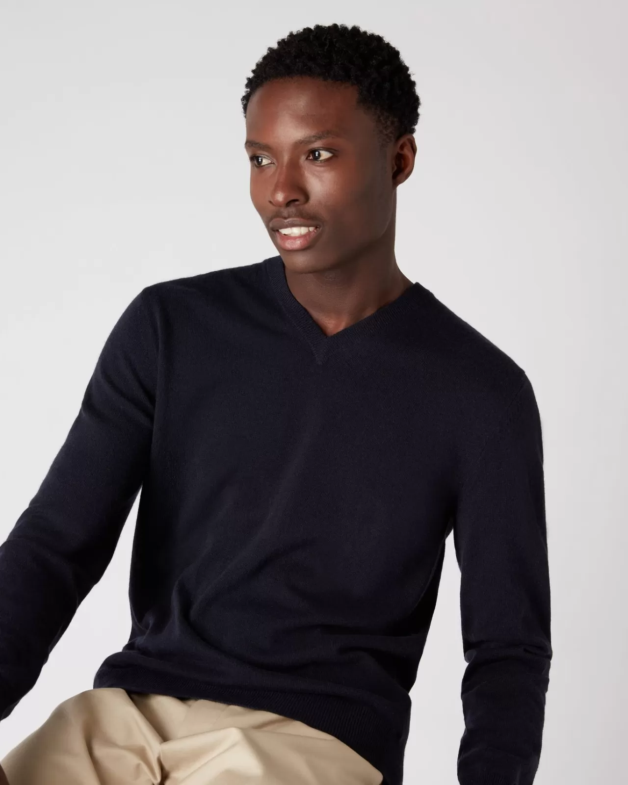 mens_the_burlington_v_neck_cashmere_jumper_4-8.webp Men N.Peal V Necks | Men'S The Burlington V Neck Cashmere Jumper
