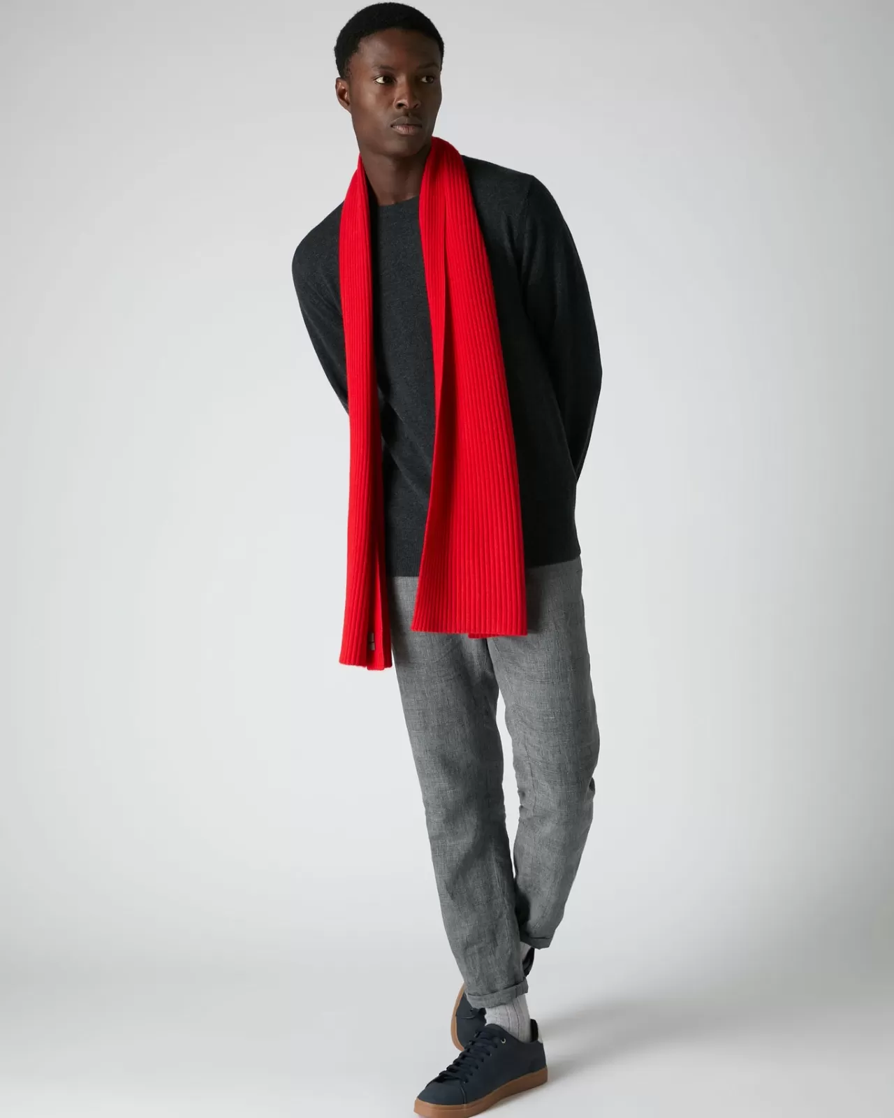 mens_the_oxford_round_neck_cashmere_jumper_2-6.webp Men N.Peal Round Necks | Men'S The Oxford Round Neck Cashmere Jumper