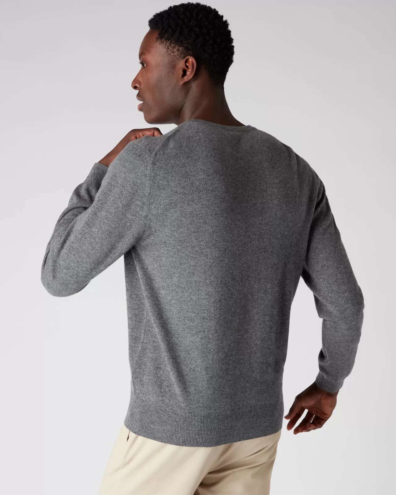 mens_the_oxford_round_neck_cashmere_jumper_3-4.webp Men N.Peal Round Necks | Men'S The Oxford Round Neck Cashmere Jumper