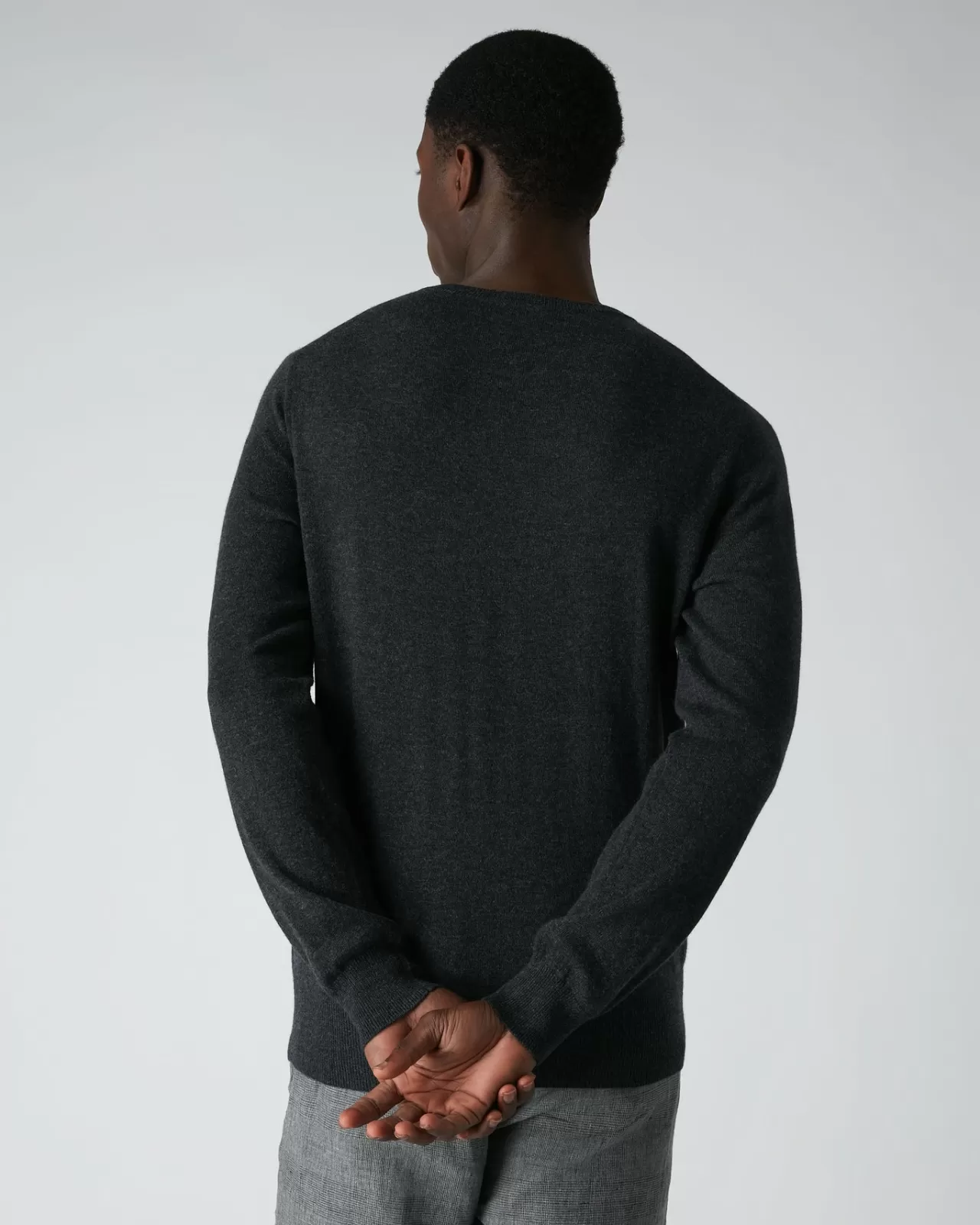 mens_the_oxford_round_neck_cashmere_jumper_3-6.webp Men N.Peal Round Necks | Men'S The Oxford Round Neck Cashmere Jumper