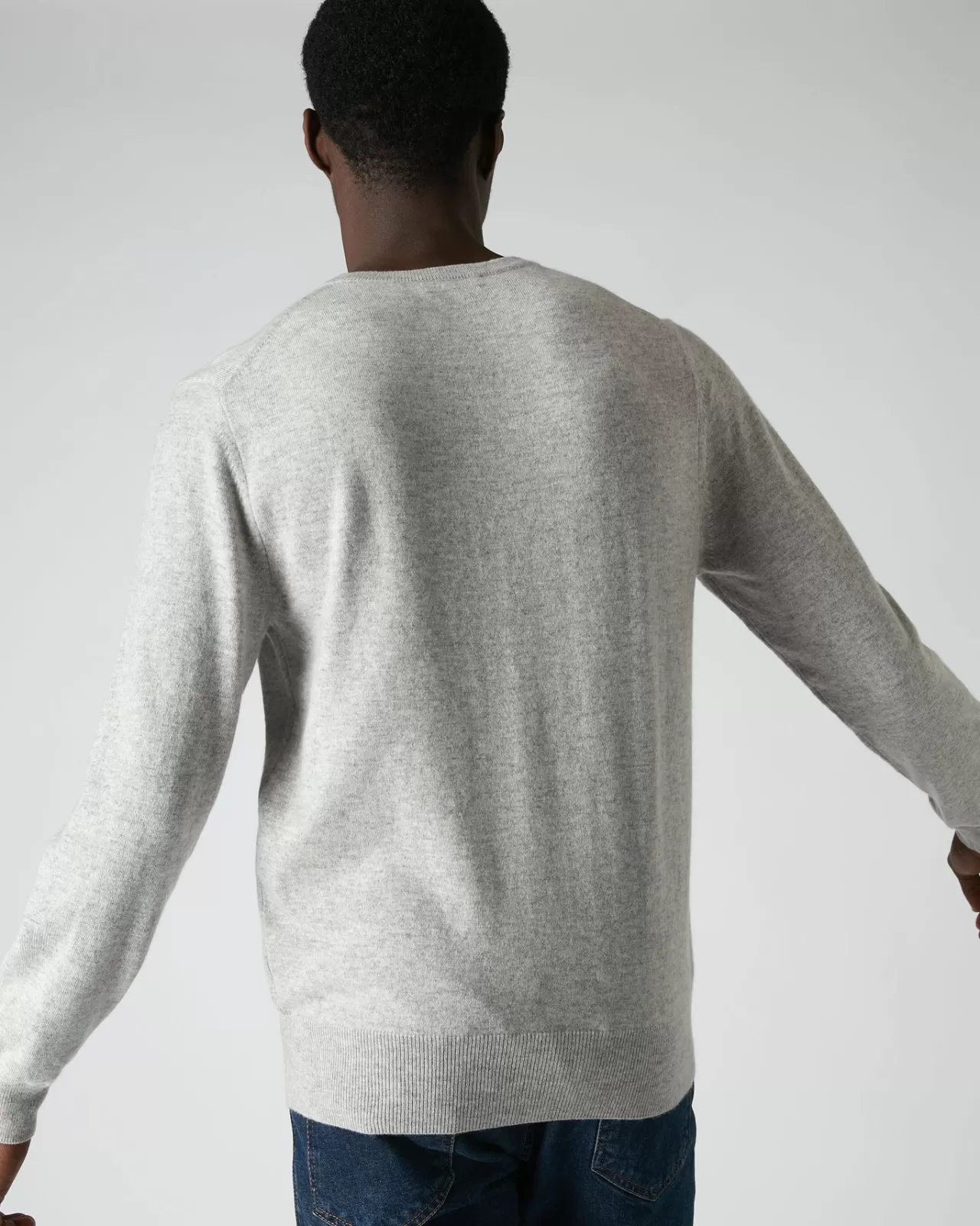 mens_the_oxford_round_neck_cashmere_jumper_3-7.webp Men N.Peal Round Necks | Men'S The Oxford Round Neck Cashmere Jumper