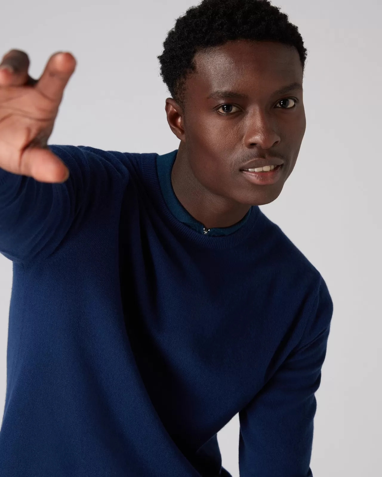 mens_the_oxford_round_neck_cashmere_jumper_4-2.webp Men N.Peal Round Necks | Men'S The Oxford Round Neck Cashmere Jumper