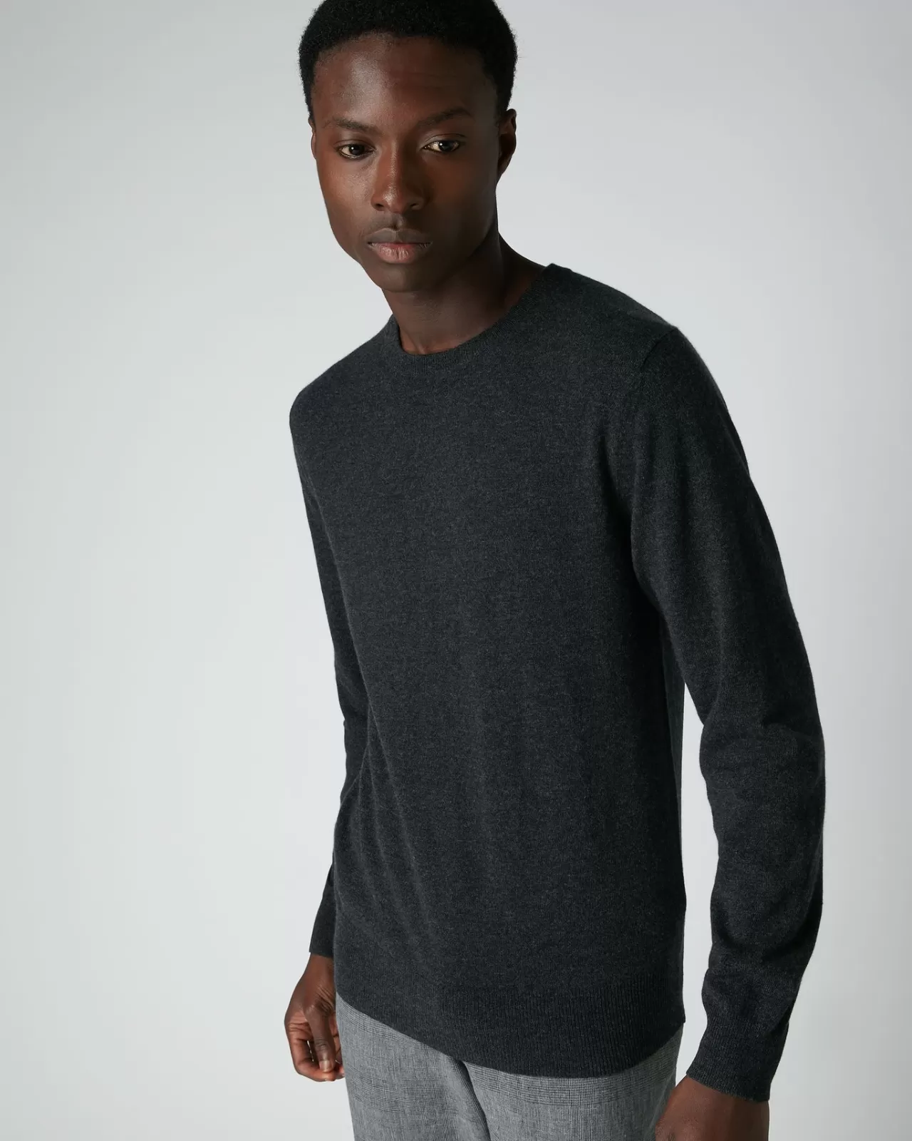 mens_the_oxford_round_neck_cashmere_jumper_4-6.webp Men N.Peal Round Necks | Men'S The Oxford Round Neck Cashmere Jumper