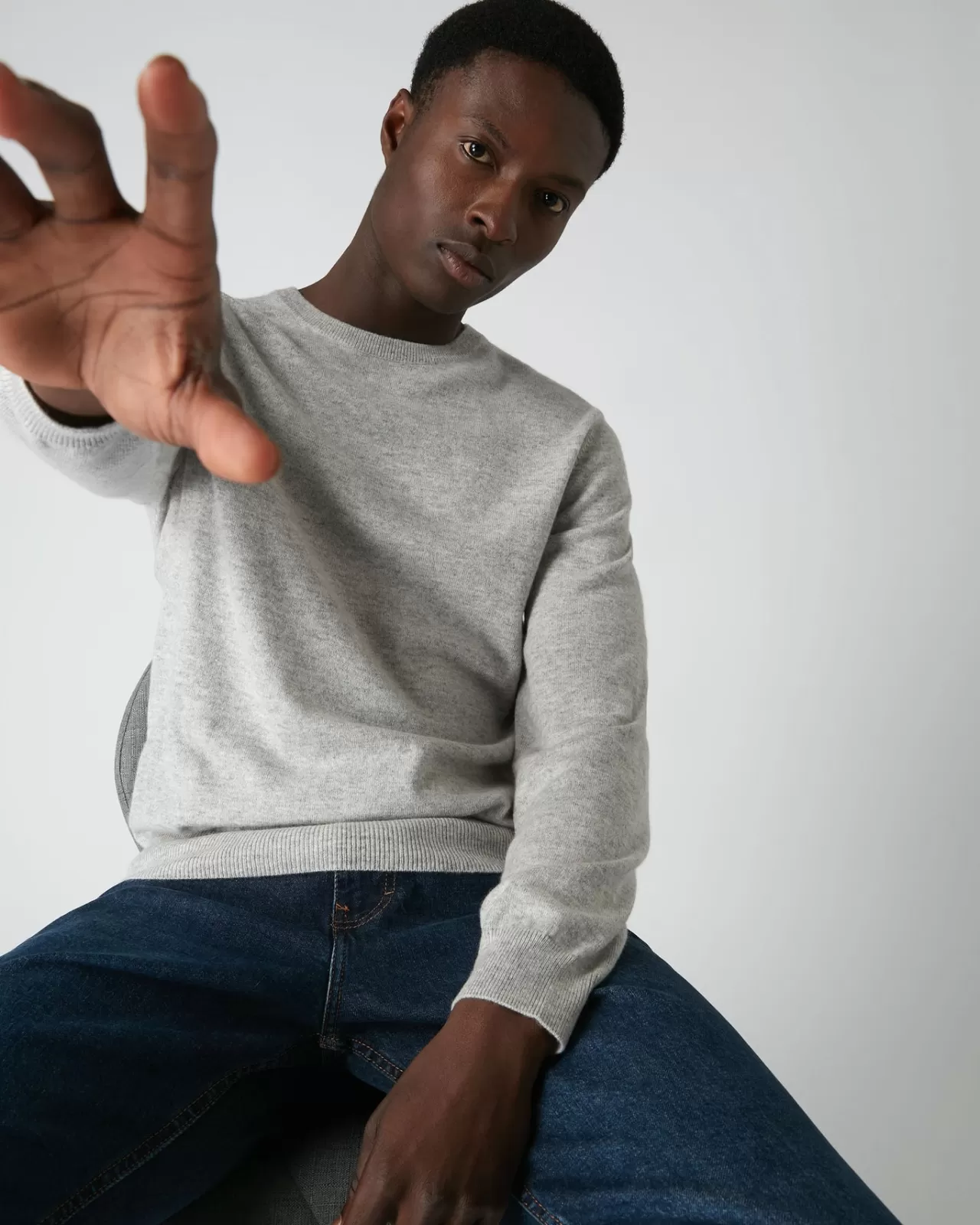 mens_the_oxford_round_neck_cashmere_jumper_4-7.webp Men N.Peal Round Necks | Men'S The Oxford Round Neck Cashmere Jumper