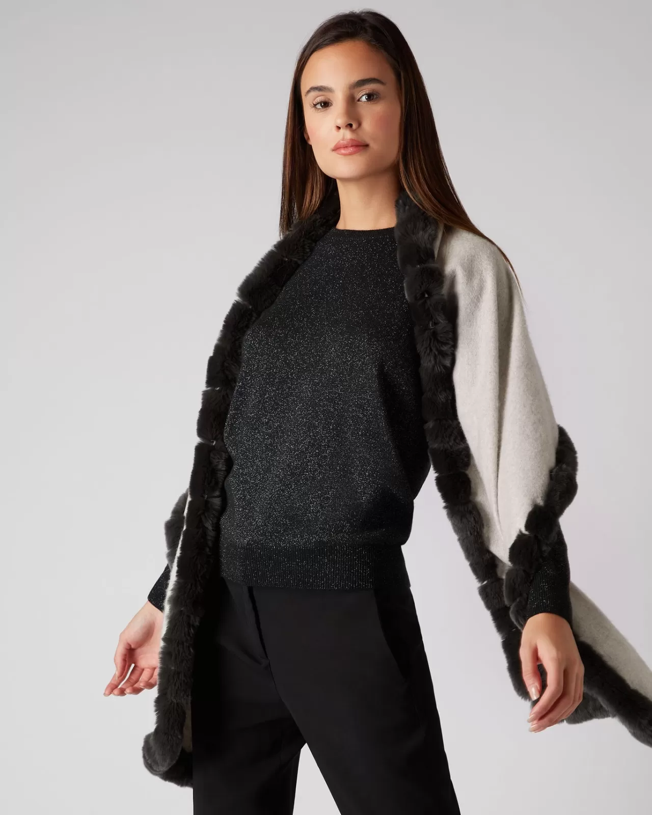 womens_cashmere_scarf_with_fur_trim_2-1.webp Women N.Peal Cashmere Scarves | Women'S Cashmere Scarf With Fur Trim