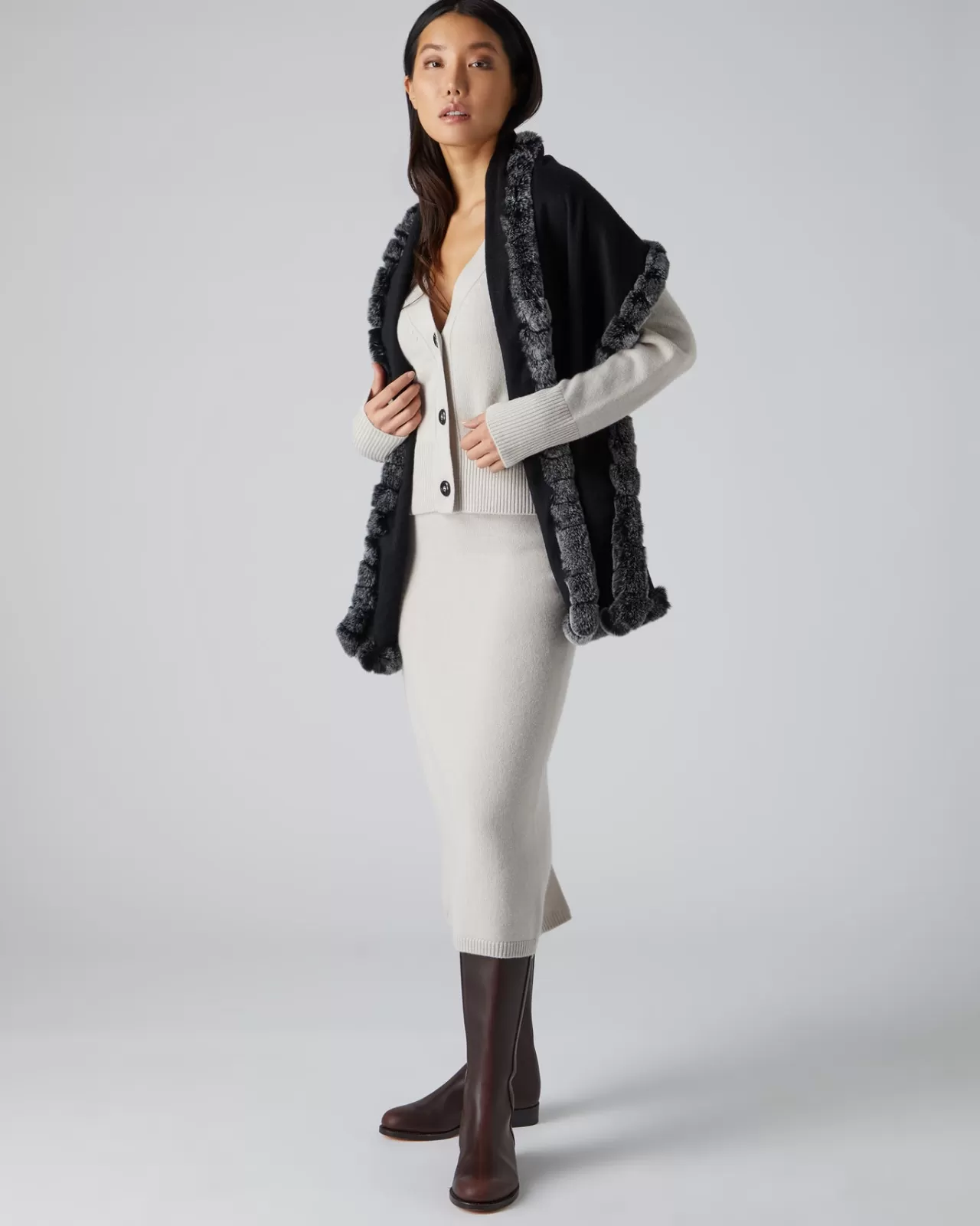 womens_cashmere_scarf_with_fur_trim_2-2.webp Women N.Peal Cashmere Scarves | Women'S Cashmere Scarf With Fur Trim