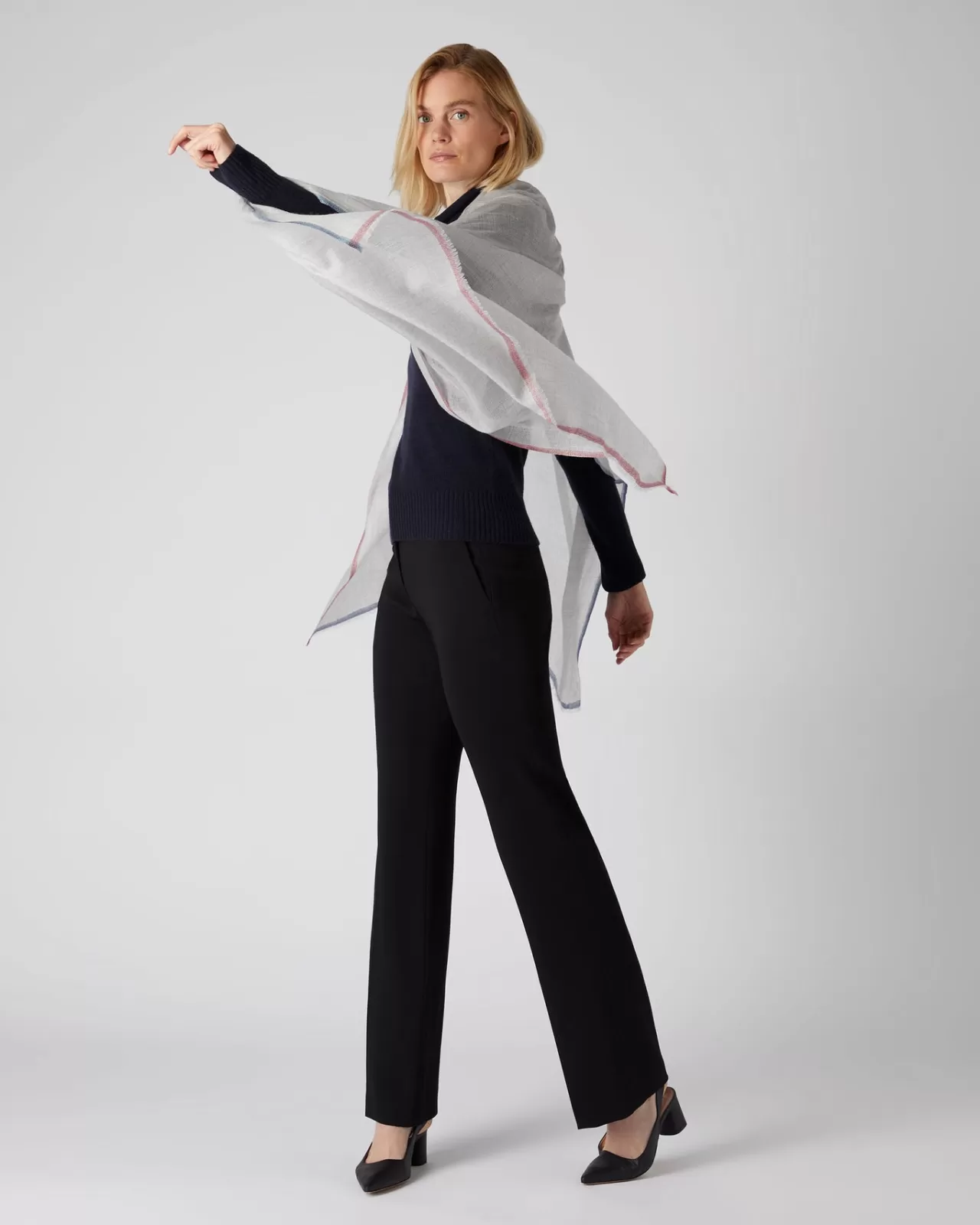 womens_check_cashmere_pashmina_2-1.webp Women N.Peal Cashmere Scarves | Women'S Check Cashmere Pashmina