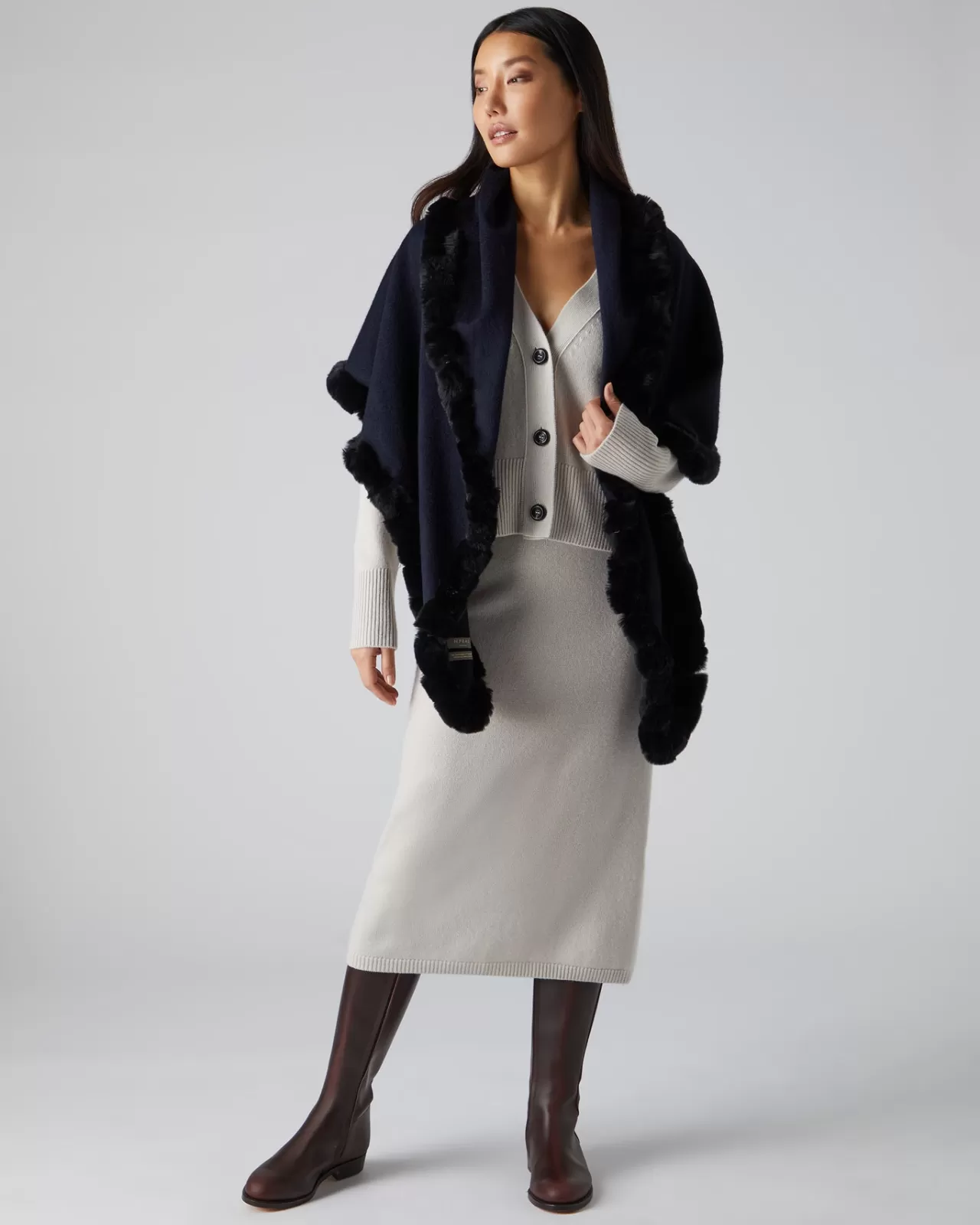 womens_fur_edge_triangular_scarf_2-2.webp Women N.Peal Cashmere Scarves | Women'S Fur Edge Triangular Scarf