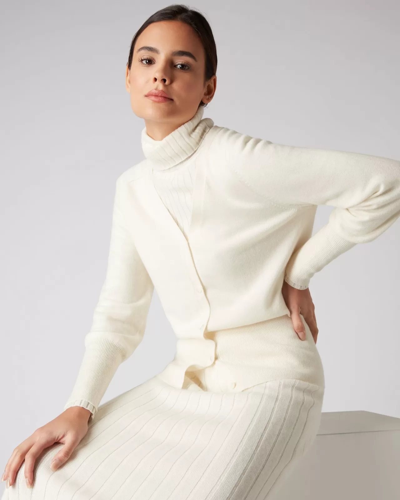 womens_v_necked_cashmere_cardigan_4-1.webp Women N.Peal Cardigans | Women'S V Necked Cashmere Cardigan